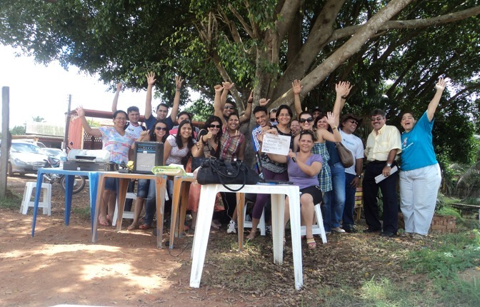 A imagem feita em 2012, mostra 20 pessoas debaixo de uma árvore durante uma paralização nacional de servidoras(es) da Educação federal